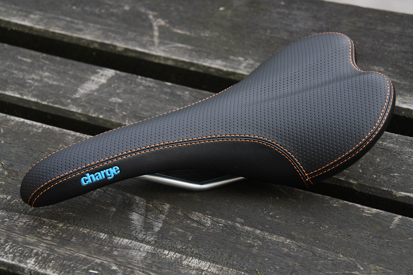 charge scoop saddle